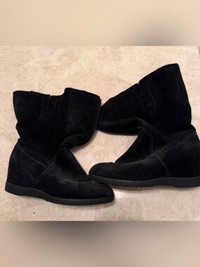 EUC Women’s Hidden Heel Wedge Elevator Boot Black W6.5 Suede Cocktail Business